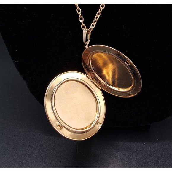 Vintage Gold Tone Oval Locket Necklace With Painted Rose Design & Chain - Picture 6 of 7